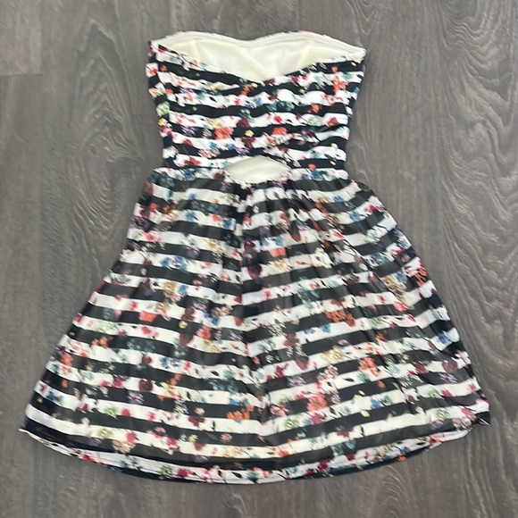 3/25$-Bershka strapless mini dress - Picture 2 of 4